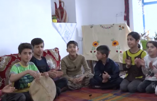 آوازخوانی بچه های روستای بیشاسب در اقامتگاه بومگردی خانه گردشگر سردشت