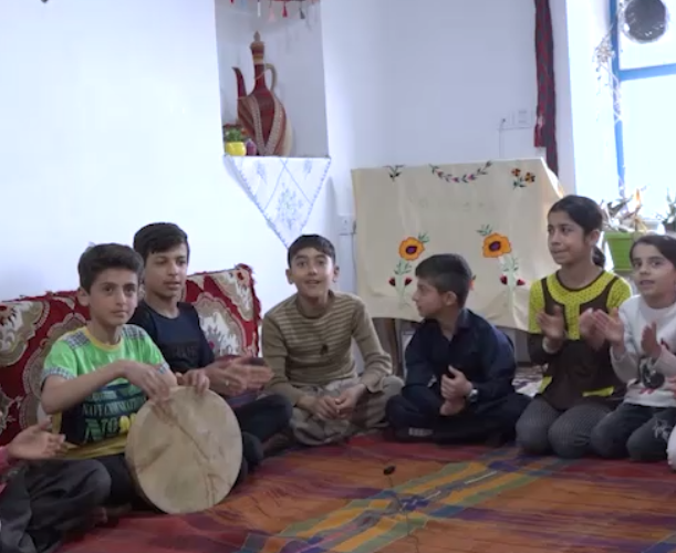 آوازخوانی بچه های روستای بیشاسب در اقامتگاه بومگردی خانه گردشگر سردشت